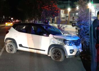 La camioneta se subió al camellón central antes de volcar aparatosamente.