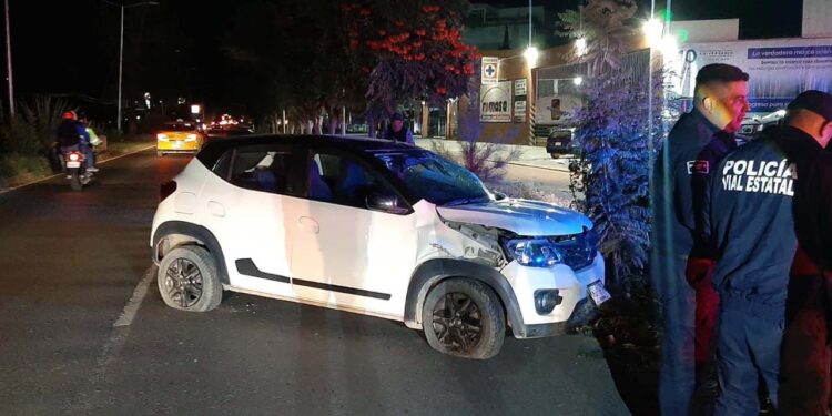 La camioneta se subió al camellón central antes de volcar aparatosamente.