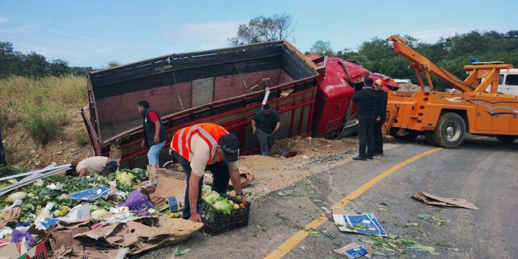 La carga de verduras se perdió en el accidente.