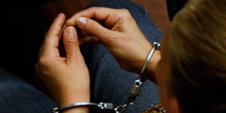 La ciudadana de 36 años de edad fue retenida en los separos del cuartel de seguridad pública.