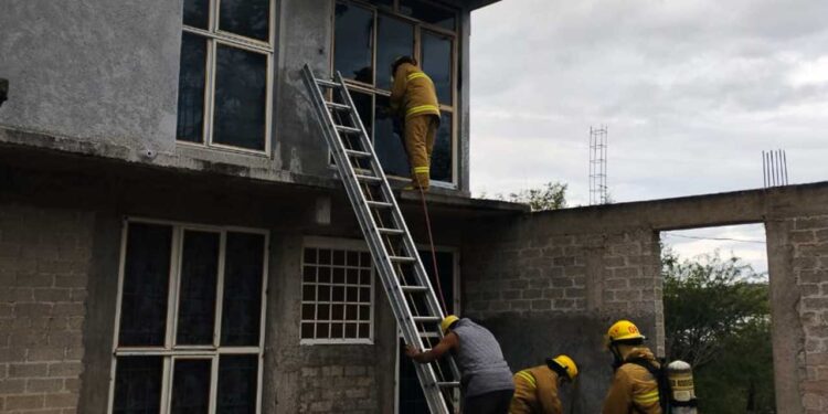 La conflagración dejó daños en el domicilio.