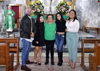 Foto: Rubén Morales // La cumpleañera estuvo acompañada por sus hijas y nietas.