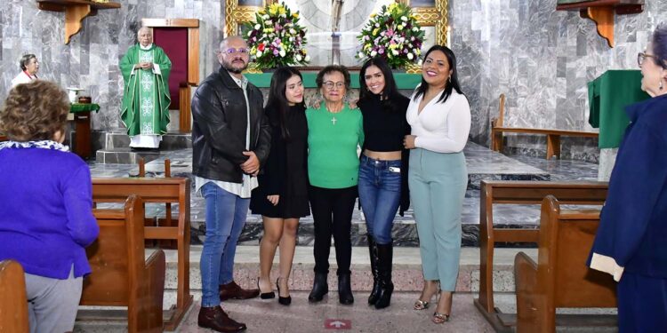 Foto: Rubén Morales // La cumpleañera estuvo acompañada por sus hijas y nietas.