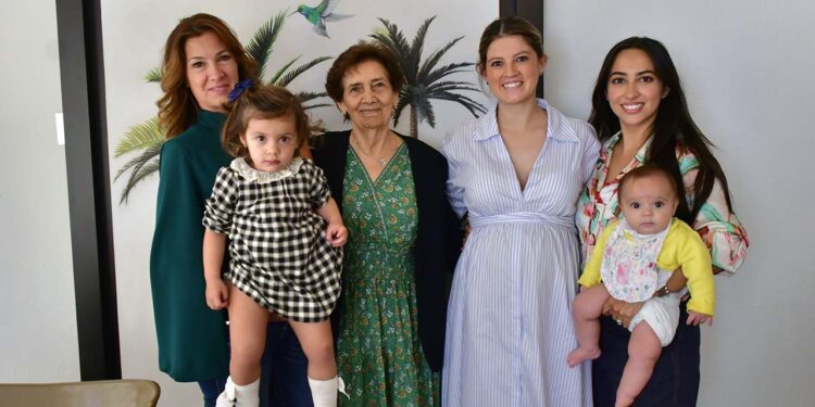 Fotos: Rubén Morales // La futura mamá recibió los mejores deseos de su familia.