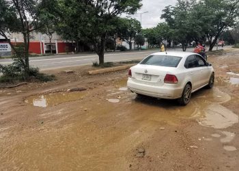 Foto: Jesús Santiago // La lateral inconclusa de Símbolos Patrios donde presuntamente se debió haber invertido el crédito aprobado.