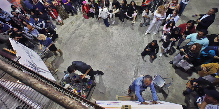 La magia surgió frente a las y los invitados para hacer obra en vivo a limón.