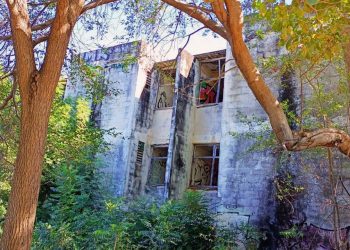 Foto: Archivo El Imparcial // El hotel del magisterio en Puerto Escondido se encuentra ‘olvidado’.