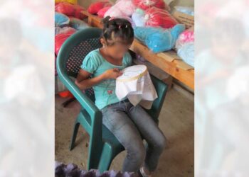 La niña Fabiola Martínez de nueve años de edad aprende el oficio de su madre.