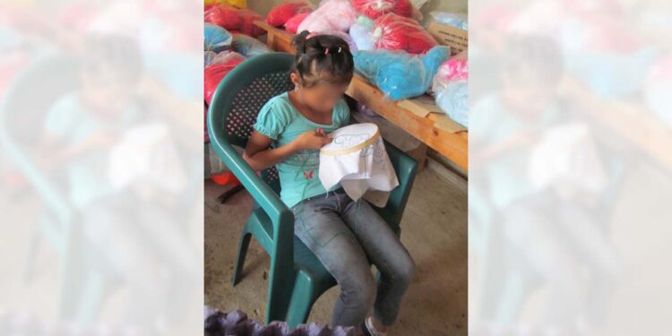 La niña Fabiola Martínez de nueve años de edad aprende el oficio de su madre.