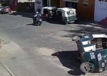 La unidad de motor volcó aparatosamente y quedando recostada a mitad de la calle.