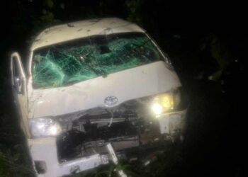 Camioneta cae dentro  de una hondonada