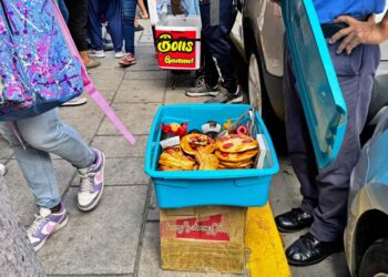 Foto: Álvaro Cuitláhuac // La venta de comida escasamente saludable prácticamente a pie de aula.