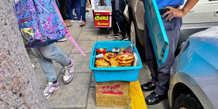 Foto: Álvaro Cuitláhuac // La venta de comida escasamente saludable prácticamente a pie de aula.