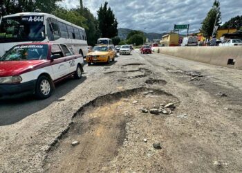 Foto: Álvaro Cuitláhuac // Los baches, dolor de cabeza para automovilistas de la zona metropolitana.