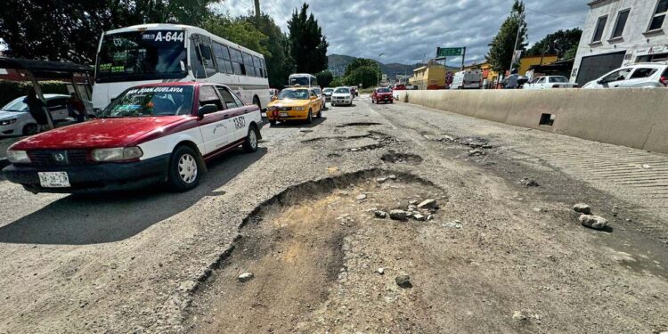 Foto: Álvaro Cuitláhuac // Los baches, dolor de cabeza para automovilistas de la zona metropolitana.