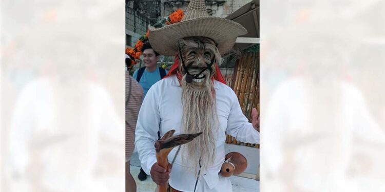 Los huehuentones salieron a recorrer las calles del centro, barrios y colonias.