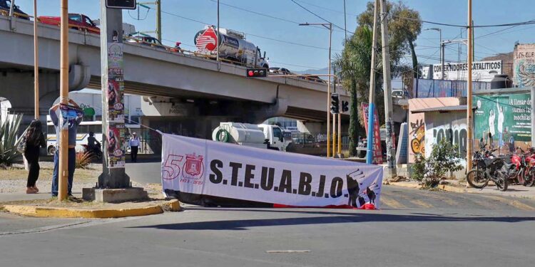 Foto: Luis Alberto Cruz – ilustrativa // Protesta de miembros del STEUABJO en febrero de 2024.