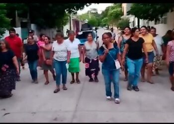 Vecinos marchan tras múltiples robos en el Centro de Salud de Juchitán