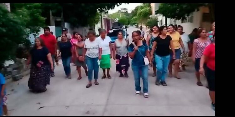 Vecinos marchan tras múltiples robos en el Centro de Salud de Juchitán