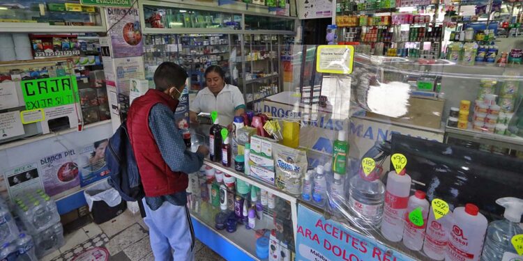 Foto: Adrián Gaytán // Medicamentos como analgésicos, dermatológicos, cardiovasculares, antidiabéticos, expectorantes y antigripales han elevado sus precios en 47.53% en seis años.
