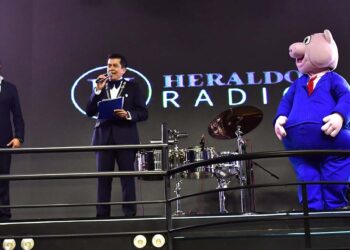 Fotos: Rubén Morales // Miguel Ángel Pérez García y Oscar Vergara realizan el relanzamiento de Heraldo Radio Oaxaca.