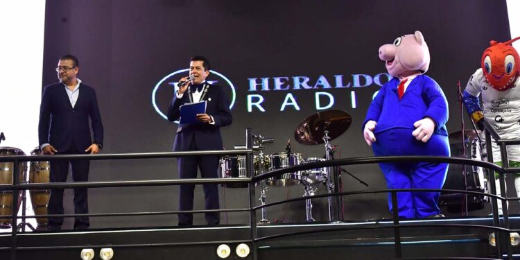 Fotos: Rubén Morales // Miguel Ángel Pérez García y Oscar Vergara realizan el relanzamiento de Heraldo Radio Oaxaca.