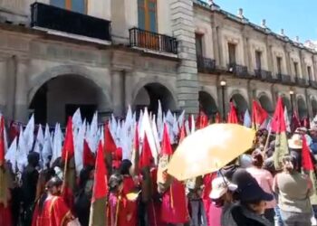 Foto: Tomado de video // Militantes del MULT frente al Palacio de Gobierno.