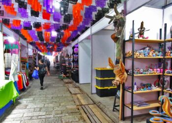 Foto: Adrián Gaytán // Ni un día tardaron en levantar la “expo feria” en el Andador Turístico.