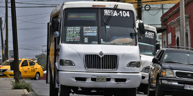 Foto: Rubén Morales // Pese al mal estado de las unidades y el pésimo servicio que ofrecen los conductores, las líneas del transporte urbano exigen un aumento en la tarifa de dos pesos.