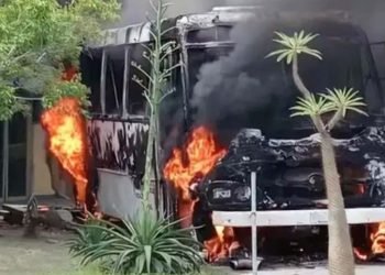 Foto: internet // Por un conflicto interno, incendian autobús en UPN, de Ciudad Ixtepec.