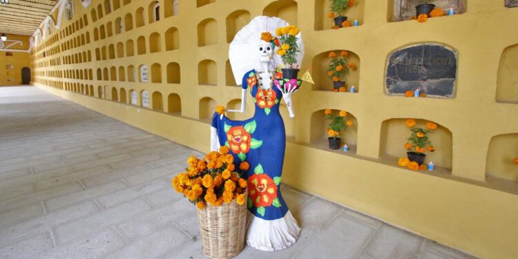 Foto: Adrián Gaytán // Las ilustraciones más populares en las Calaveras Literarias usan como figura a la calavera o calaca.