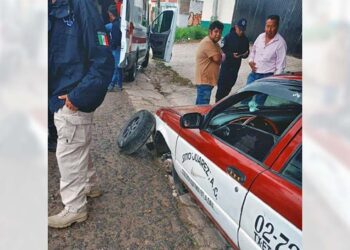 Paramédicos valoraron a los pasajeros, quienes no sufrieron lesiones.