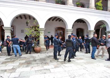 Foto: Adrián Gaytán // Policías municipales y viales tomaron el acceso del Palacio Municipal para demandar diálogo con las autoridades.