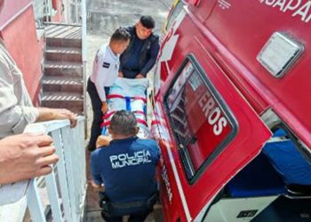 Presentaba probable fractura de rotula de la extremidad inferior izquierda.