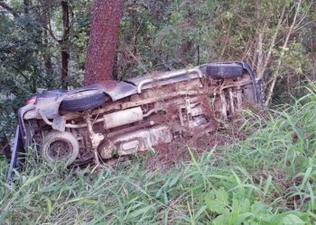 Presuntamente una falla mecánica en la camioneta ocasionó que perdiera el control.
