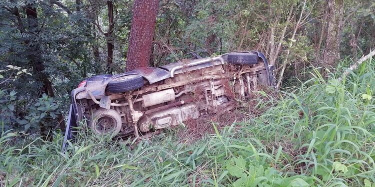 Presuntamente una falla mecánica en la camioneta ocasionó que perdiera el control.