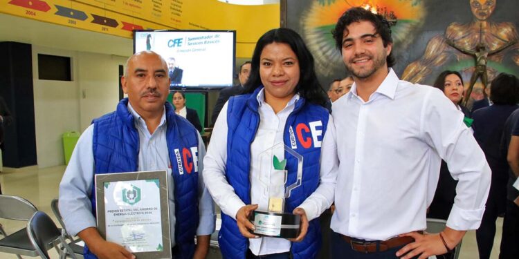 Foto: Adrián Gaytán // Rafael Quiroz Franco (der.), director general de Taos Solutions, y directivos de la fábrica de ICE Hielo, reciben reconocimiento por ahorro de energía eléctrica.