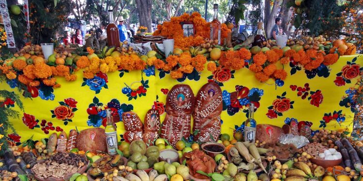 Realizan los preparativos para el Altar de Muertos.