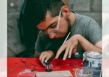 Raziel Olivo Rubí encontró en la elaboración de artesanías una motivación para superarse y expresarse.