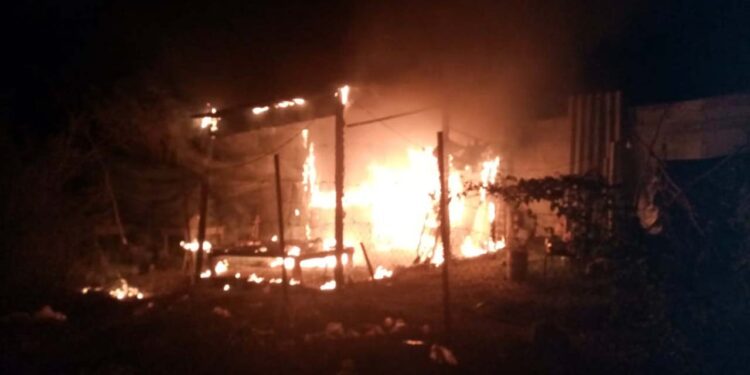 Foto: ilustrativa // El fuego se encontraba en algunos artículos del hogar y un colchón, por lo que los bomberos realizaron las maniobras para enfriar y ventilar la zona.
