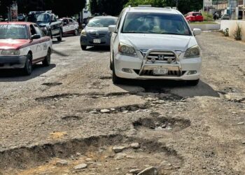 Foto: Álvaro Morales // Sin agua que los disfracen, reaparecen los baches en toda su magnitud.