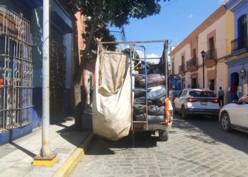Foto: Jesús Santiago // Sin el mayor recato ni permisos, chatarras particulares recolectan desechos en diversos puntos de la zona metropolitana.
