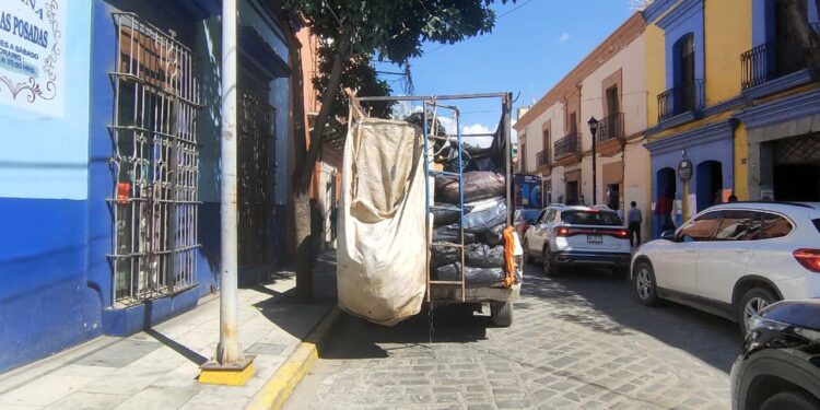 Foto: Jesús Santiago // Sin el mayor recato ni permisos, chatarras particulares recolectan desechos en diversos puntos de la zona metropolitana.