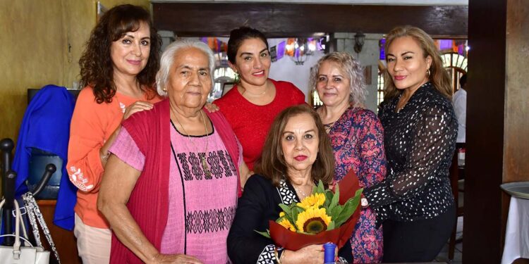Las grandes amigas de Sylvia le desearon lo mejor en su día.