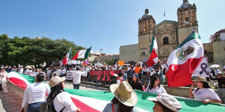 Foto: Adrián Gaytán // Trabajadores del Poder Judicial de la Federación marcharon este martes en Oaxaca.