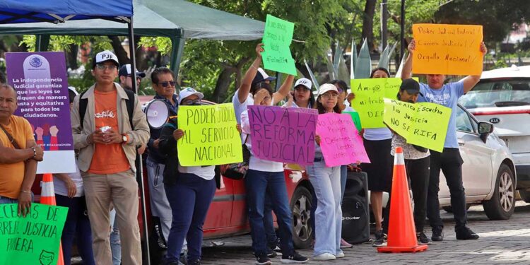 Foto: Luis Alberto Cruz // Trabajadores del Poder Judicial de la Federación mantienen protesta en Oaxaca.