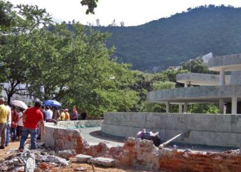 Foto: Luis Alberto Cruz // Tras la protesta de principios de septiembre, las obras se encuentran detenidas y el cascajo y desechos permanecen en el área del Monumento a la Madre.