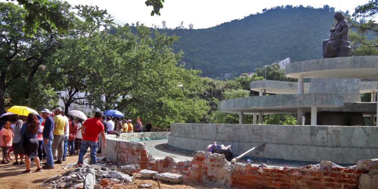 Foto: Luis Alberto Cruz // Tras la protesta de principios de septiembre, las obras se encuentran detenidas y el cascajo y desechos permanecen en el área del Monumento a la Madre.