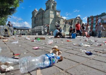 Foto: Adrián Gaytán // Un día después del concierto de la banda Panteón Rococó, la Alameda de León, un basurero.