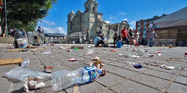 Foto: Adrián Gaytán // Un día después del concierto de la banda Panteón Rococó, la Alameda de León, un basurero.